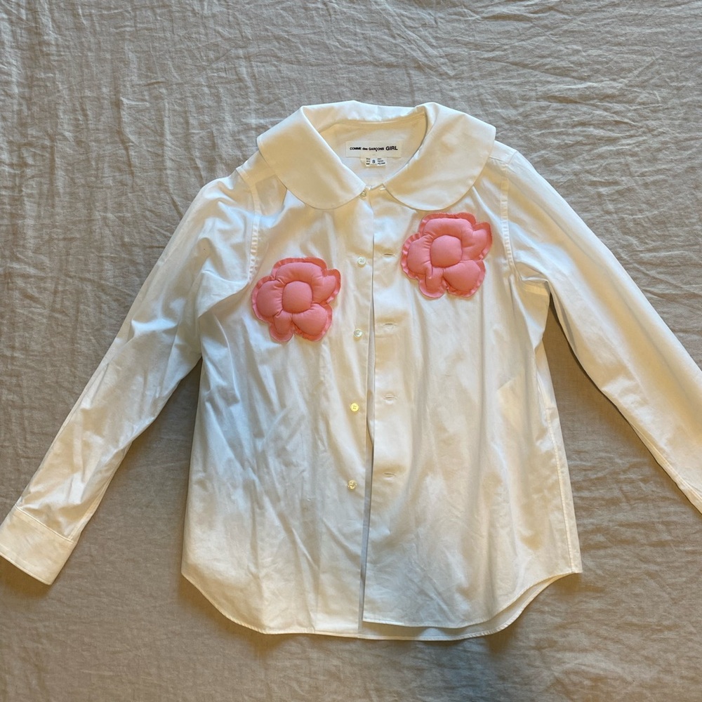 Comme des garçons girl white collared shirt with pink flower